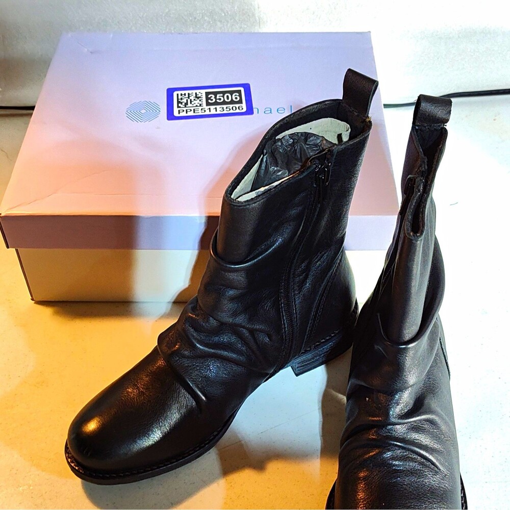 Mia Women's Black Leather Ankle Bootie Side Zip Round Toe Rubber Sole Sz 7 1338